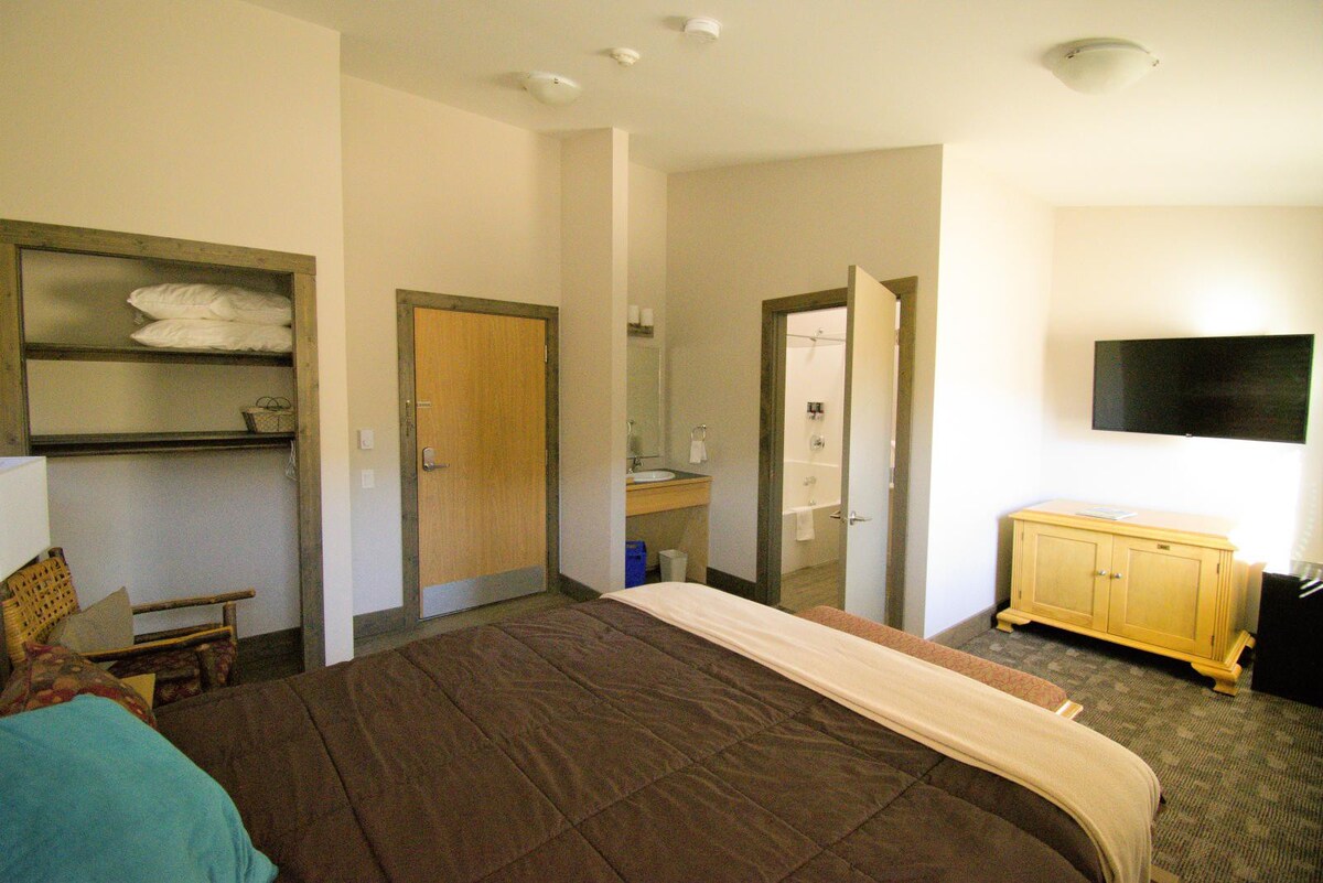 Apex Mountain Lodge - One Queen Bed (Room #1) - Pet Friendly Room