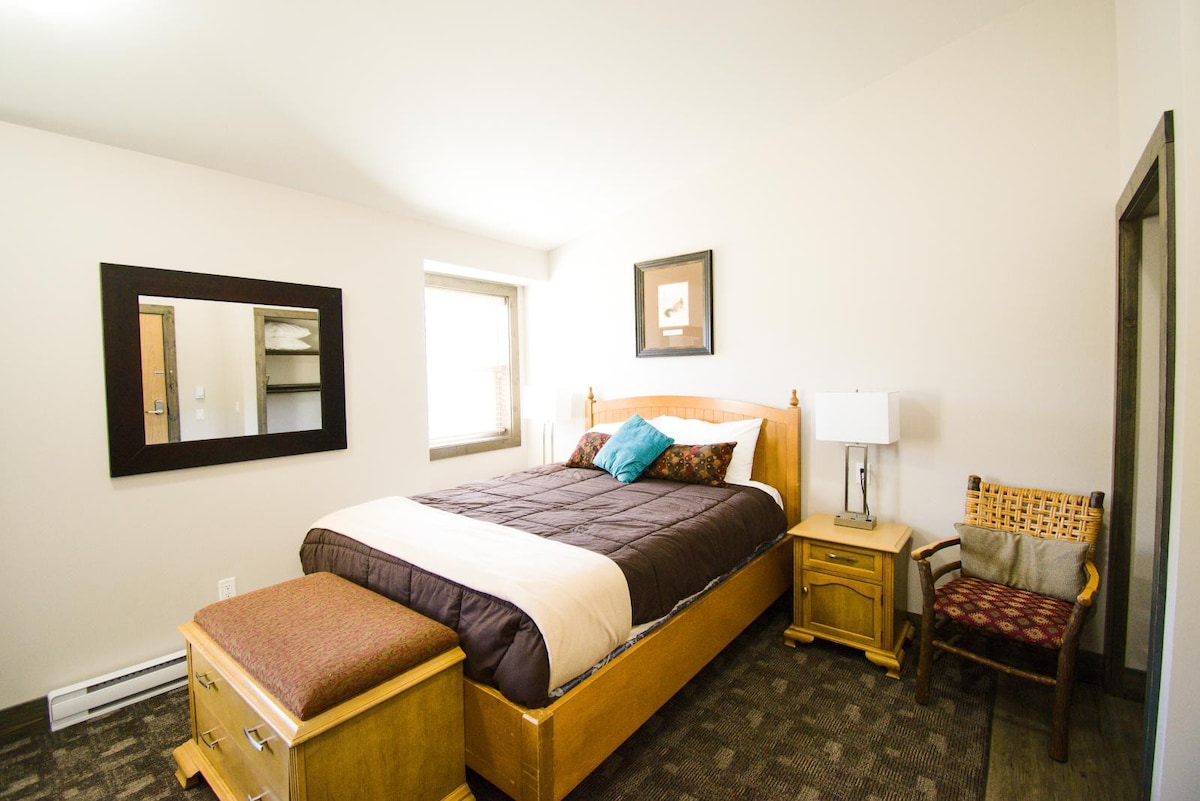 Apex Mountain Lodge - One Queen Bed (Room #1) - Pet Friendly Room