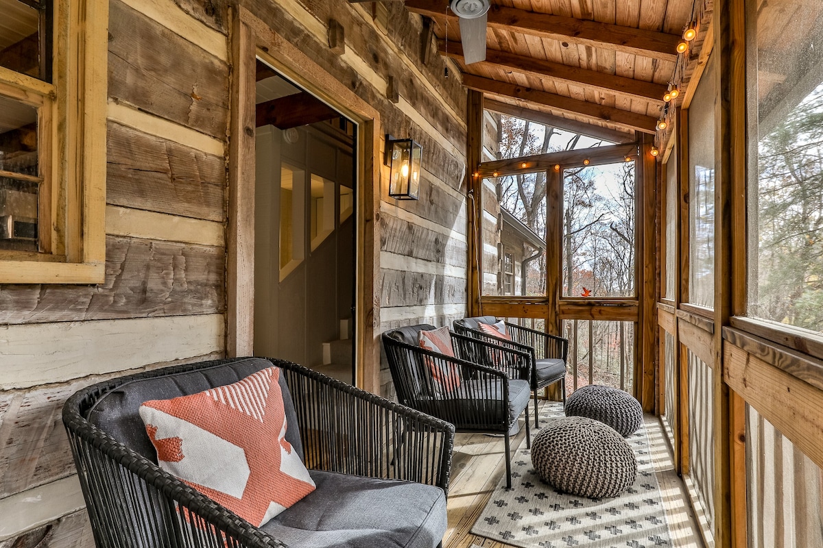 Romantic Luxury Cabin, Modern w/Firepit  & Creek!