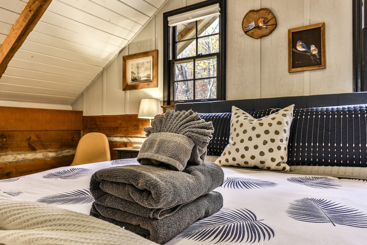 Romantic Luxury Cabin, Modern w/Firepit  & Creek!