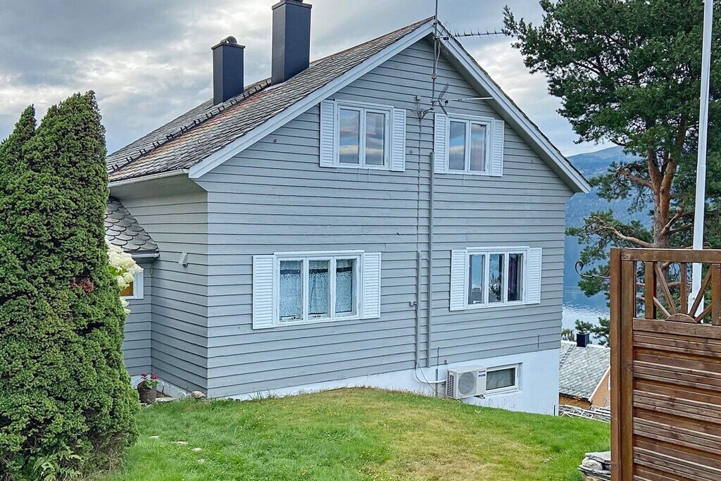 6 person holiday home in utvik