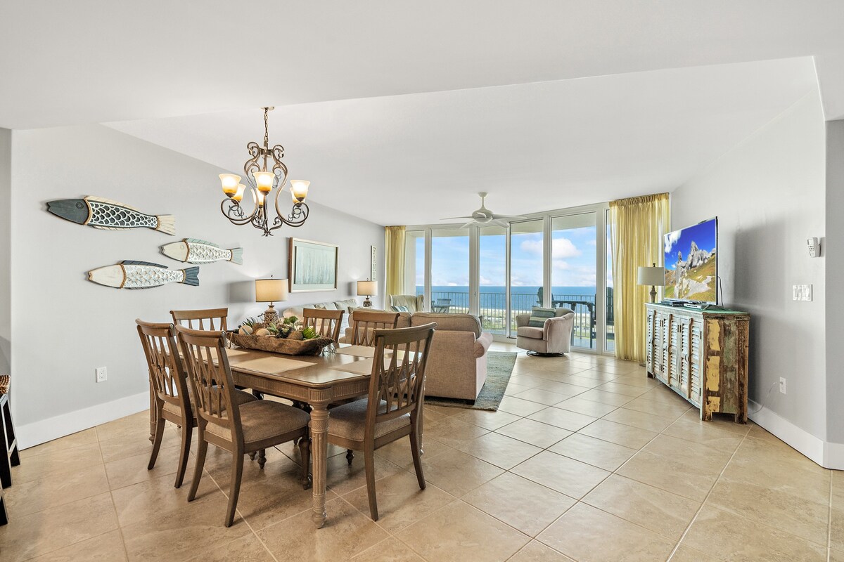 宽敞的三卧室公寓，可俯瞰海湾景观！