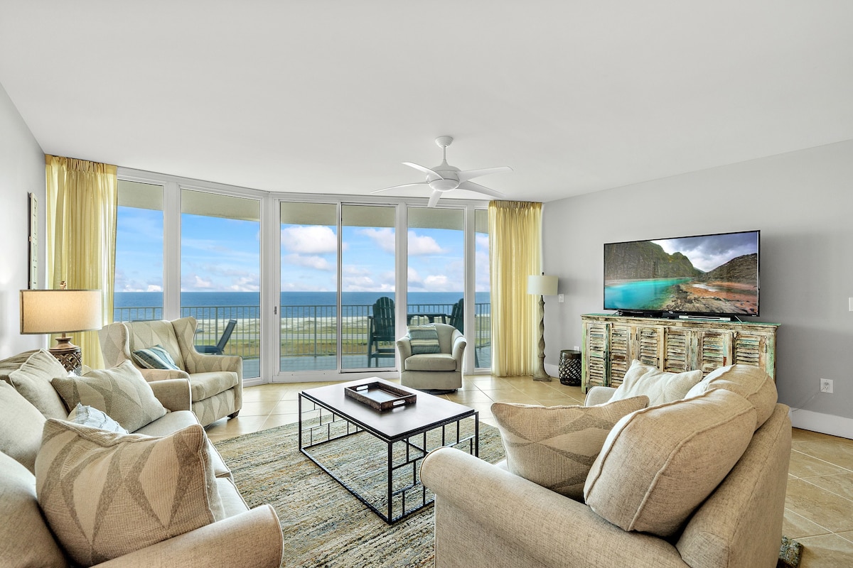 宽敞的三卧室公寓，可俯瞰海湾景观！