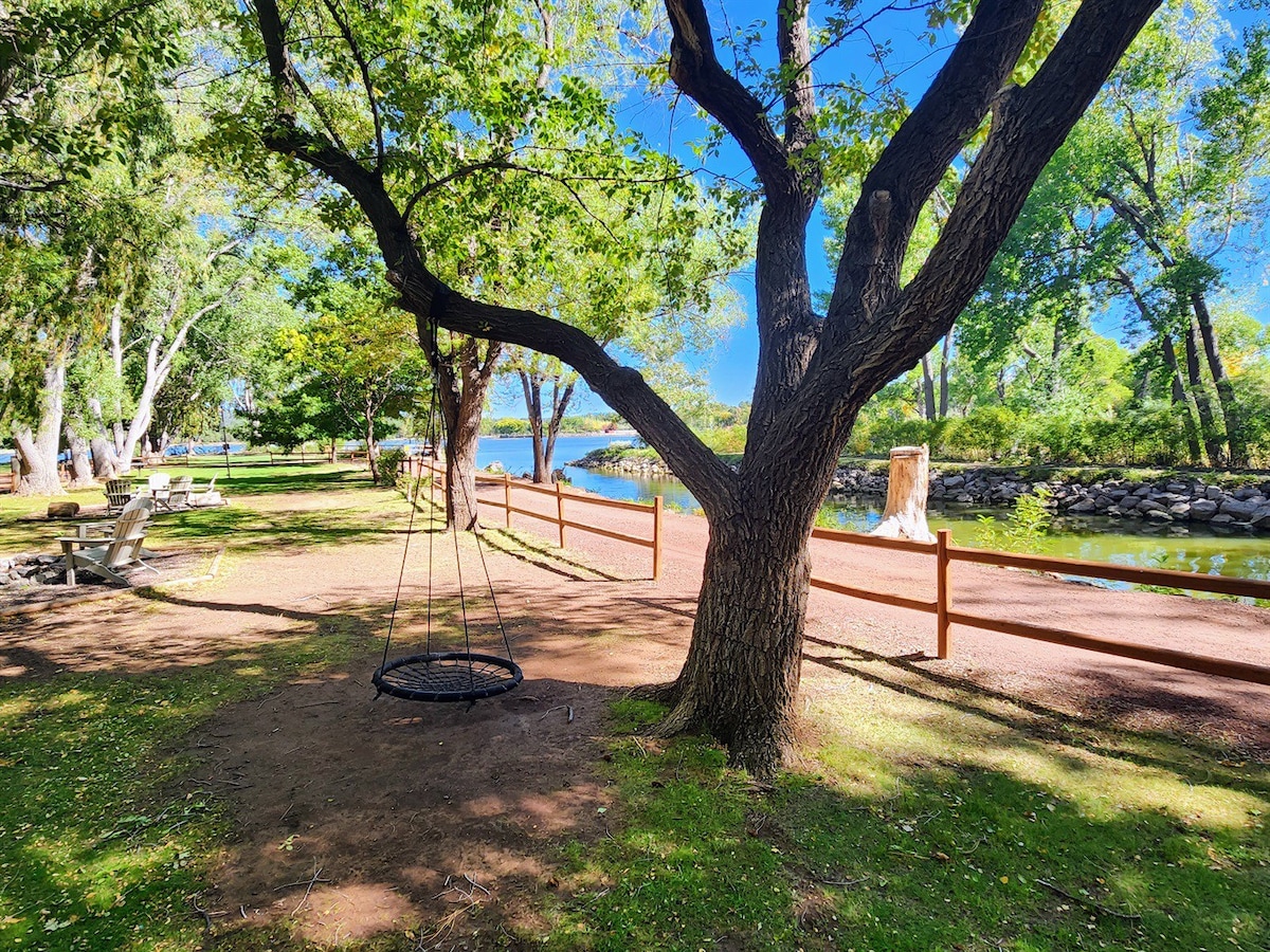 Lakefront with Cozy Fireplace- Piñon Cabin