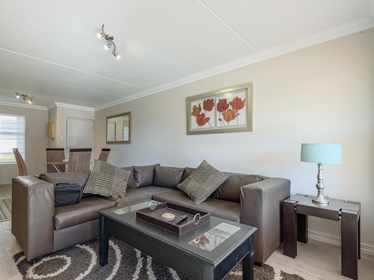 Classic 2 bed/2 bath Sandton Apartment with WI-FI