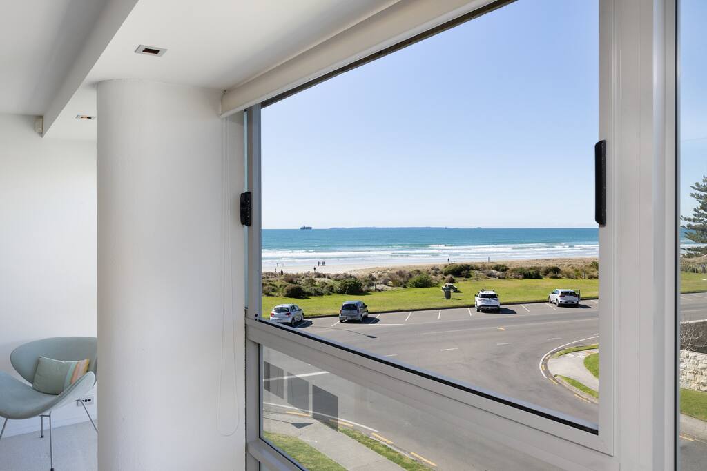 Blue Ocean View Apartment on Marine Parade