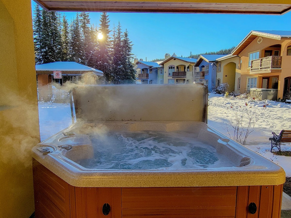 位于水晶森林的2卧室滑雪场，配备热水浴缸