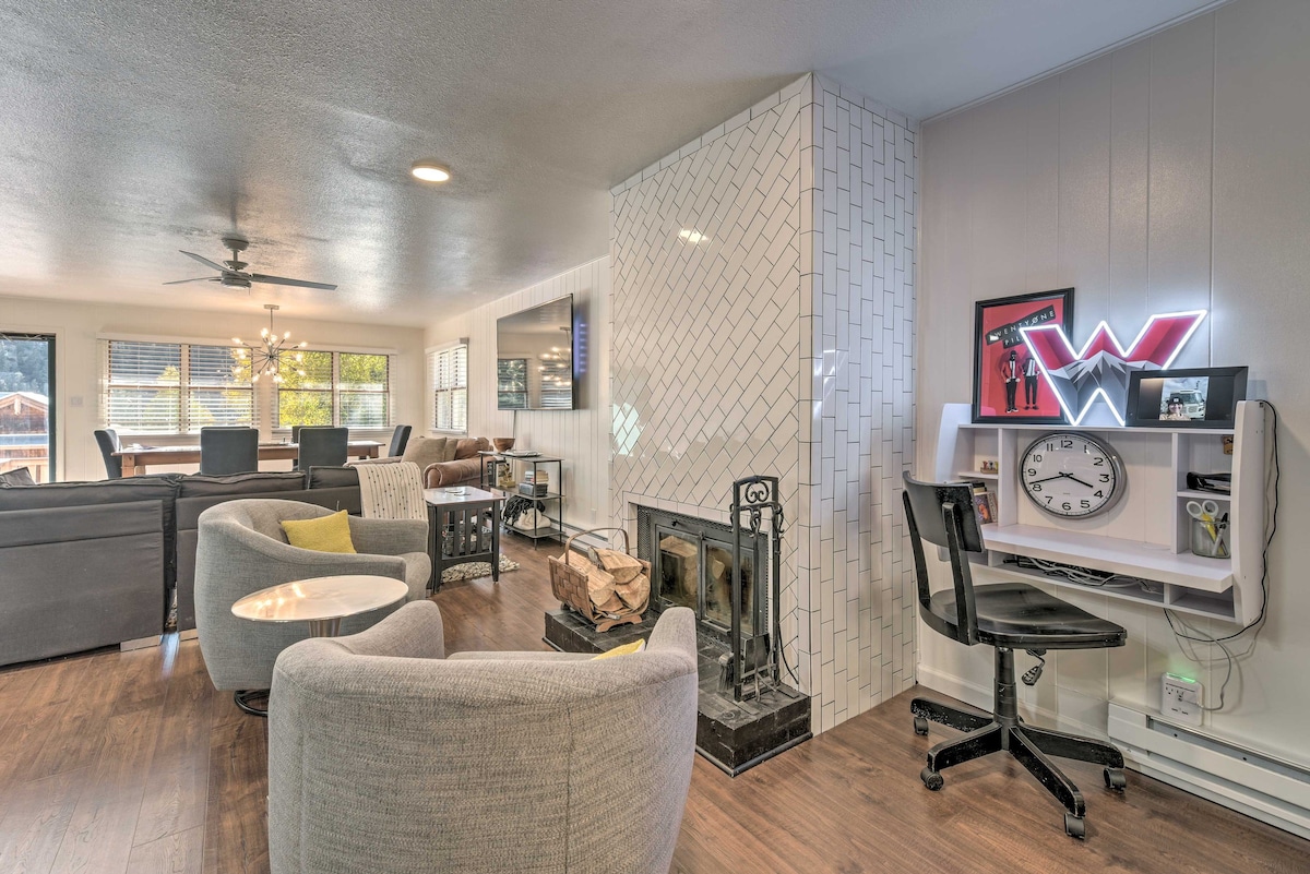 Red River Condo on Main Street w/ Mtn View!