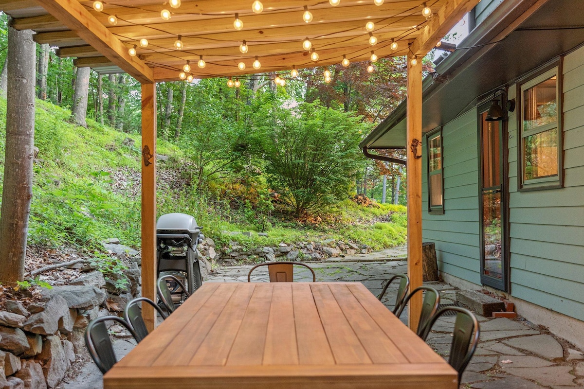 Cottage w/ Hot Tub and 100-Mile Valley Views!