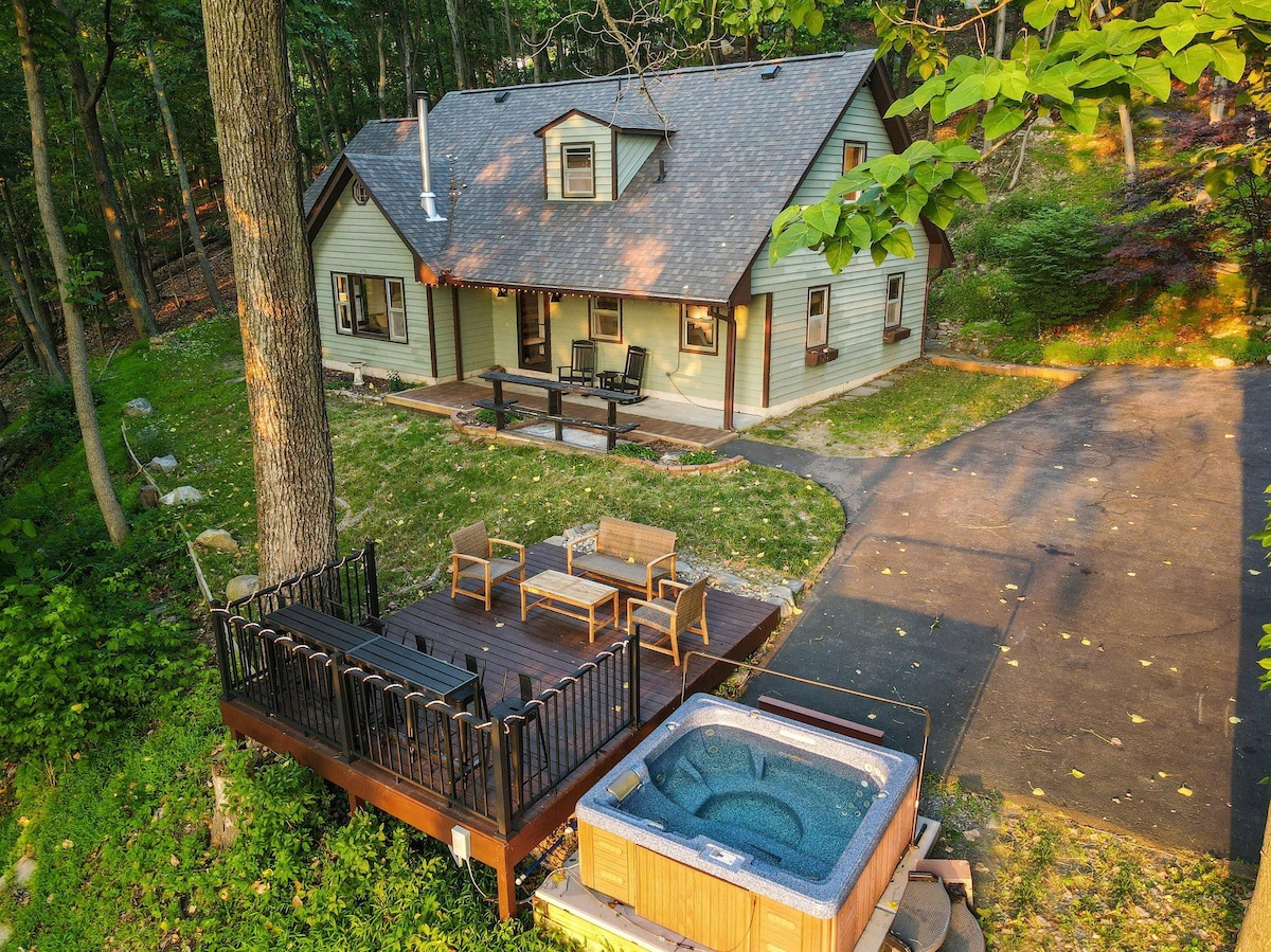 Cottage w/ Hot Tub and 100-Mile Valley Views!