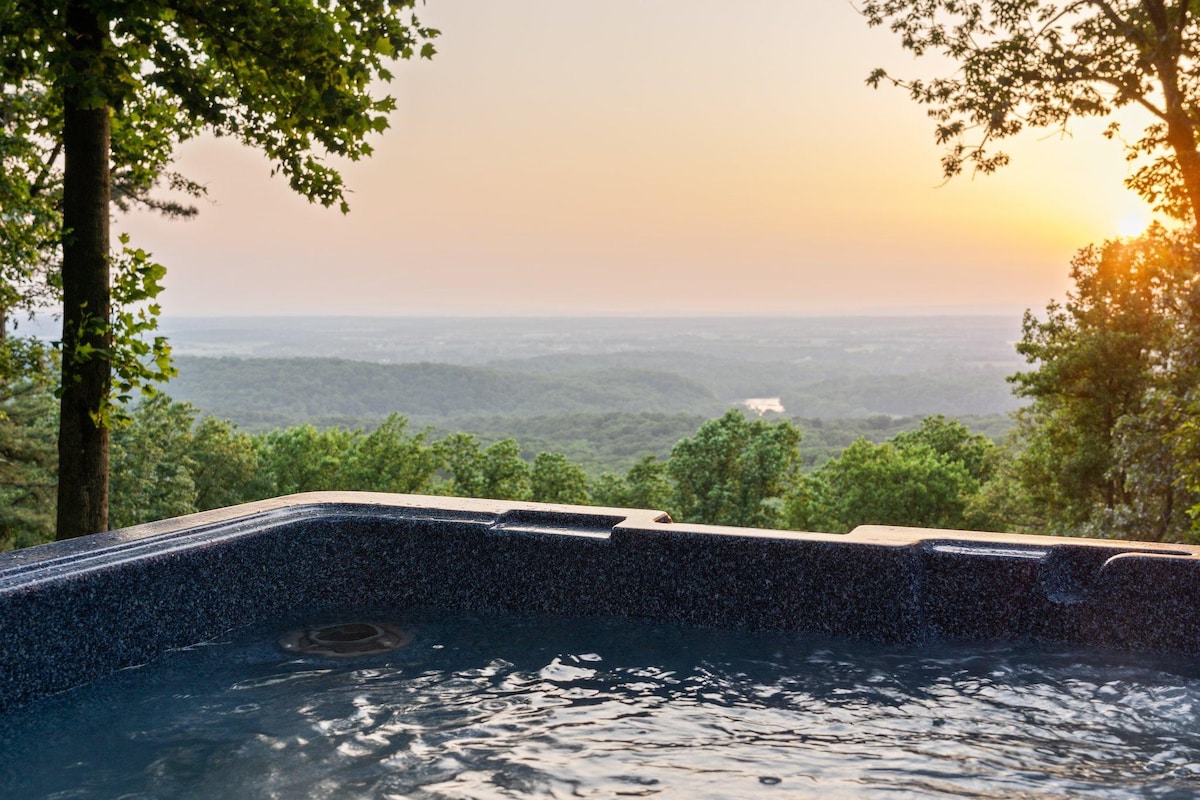 Cottage w/ Hot Tub and 100-Mile Valley Views!