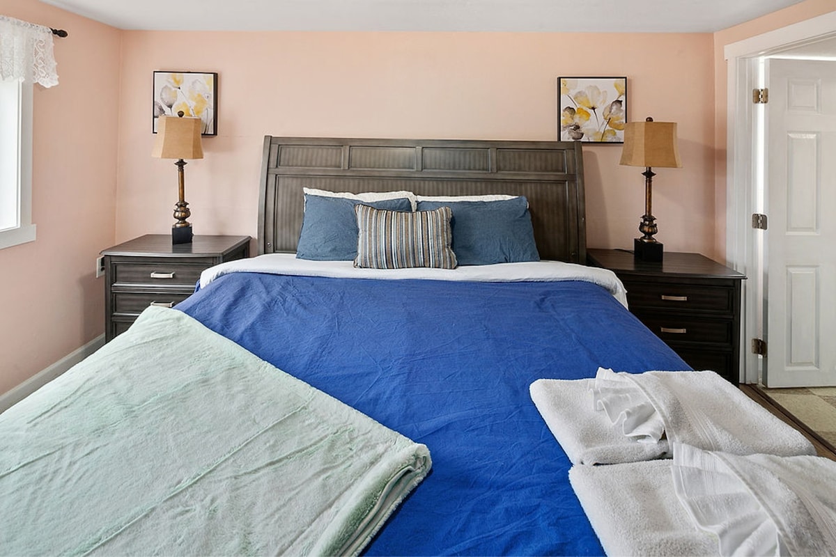舒适的4卧室房源，华盛顿湖景观甲板，后院