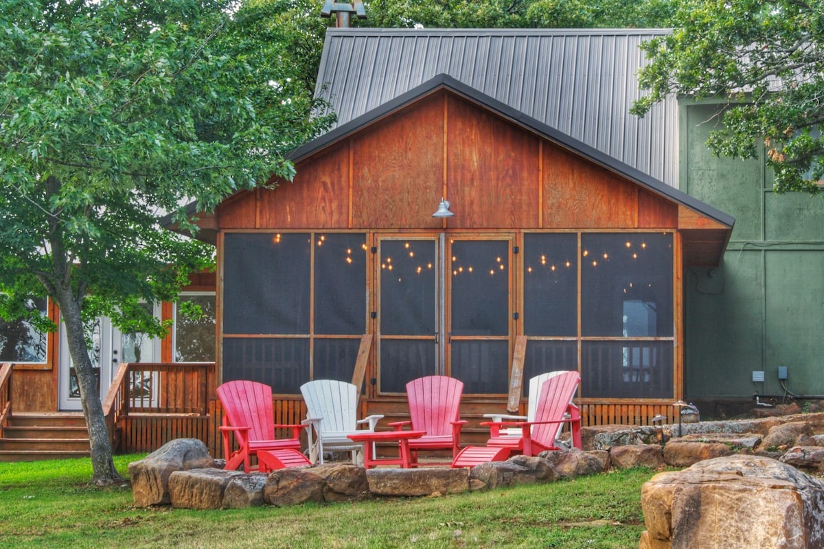 Lake View, Hot Tub & Fire Pit!