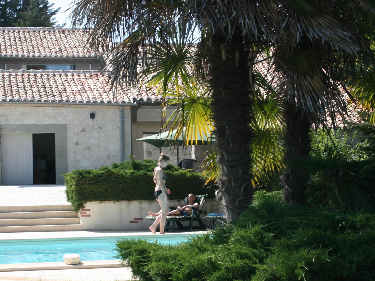 Gîte with swimming pool and park garden