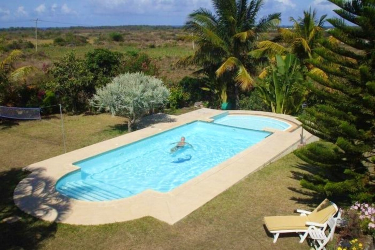 别墅可容纳15人，可欣赏泳池和海景