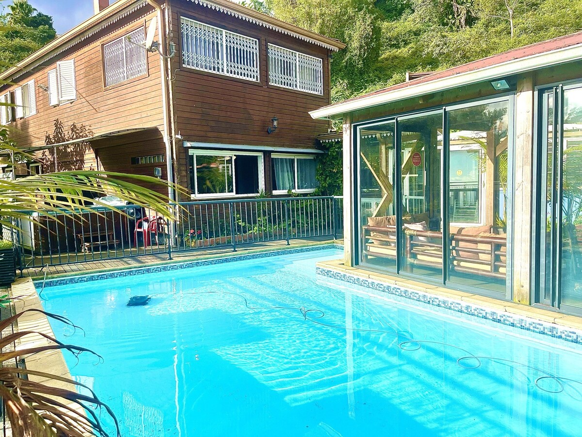 Villa with swimming-pool, sauna and jacuzzi