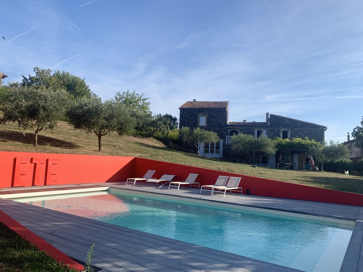 Saint-Lager-Bressac有5间卧室，带私人泳池、封闭式花园和无线网络