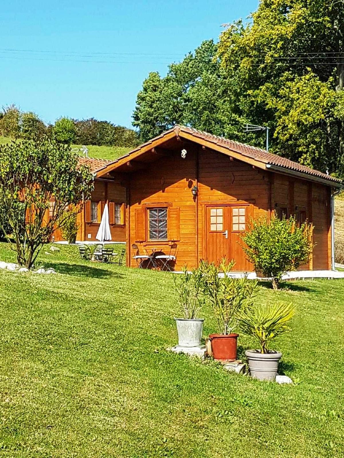 Chalet 14 km away from the beach with shared pool