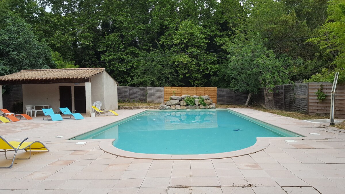 适合7人入住的漂亮房子，位于拉格拉斯（ Lagrasse ） ，设有公共泳池