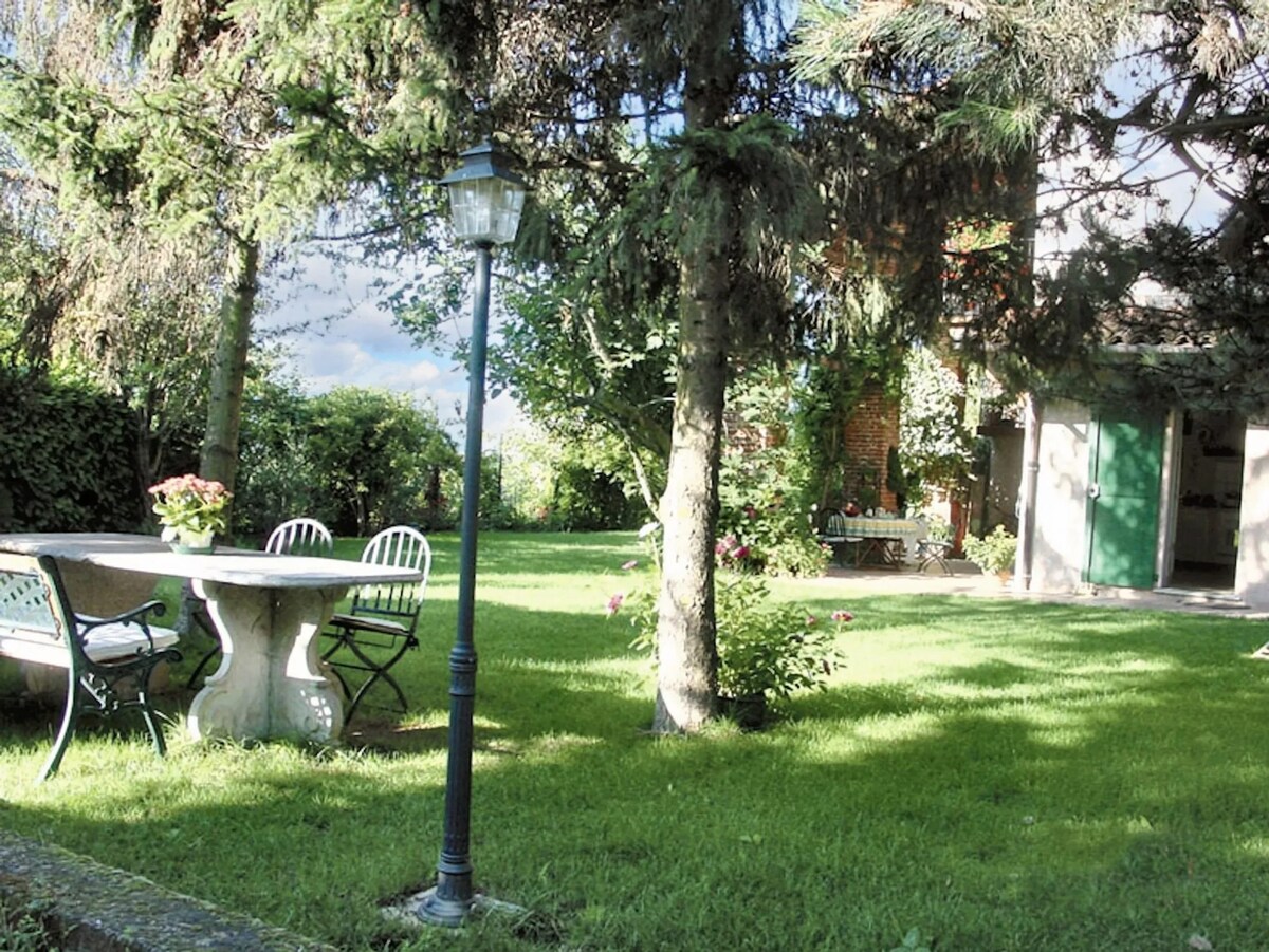 Nice apartement for 7 ppl. with garden at Carrù