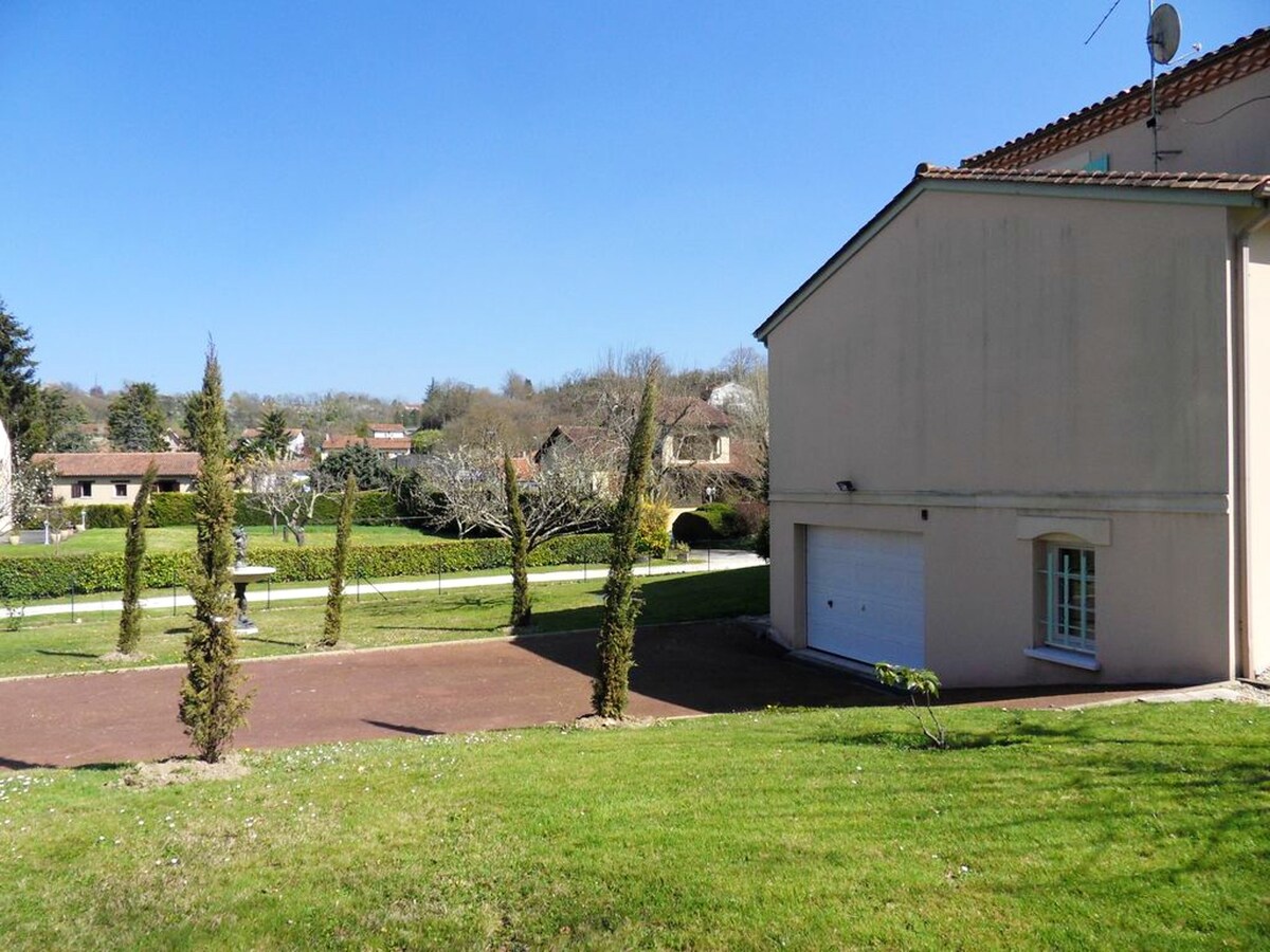 Villa for 6 ppl. with swimming-pool at Ribérac