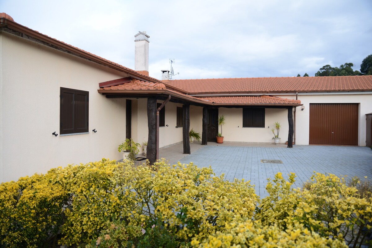 Villa 1 km away from the beach with swimming-pool