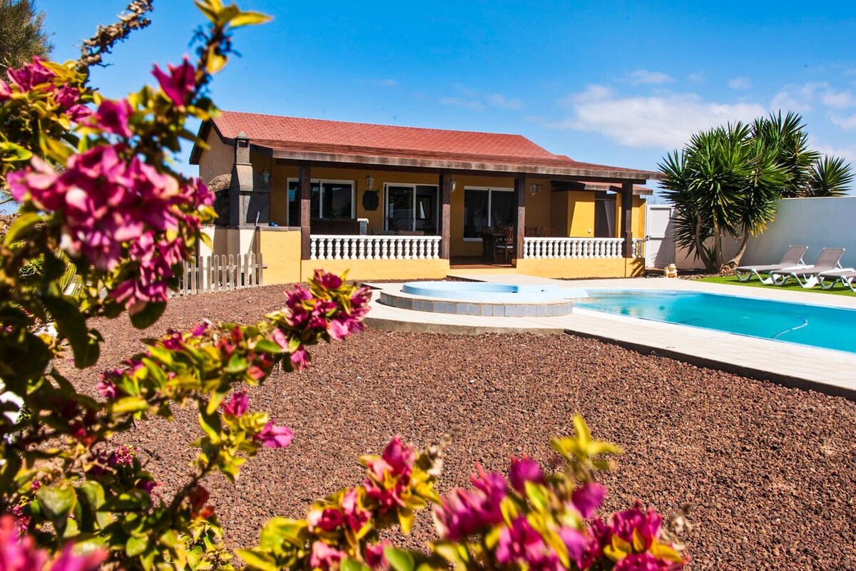 Villa for 4 ppl. with swimming-pool and jacuzzi