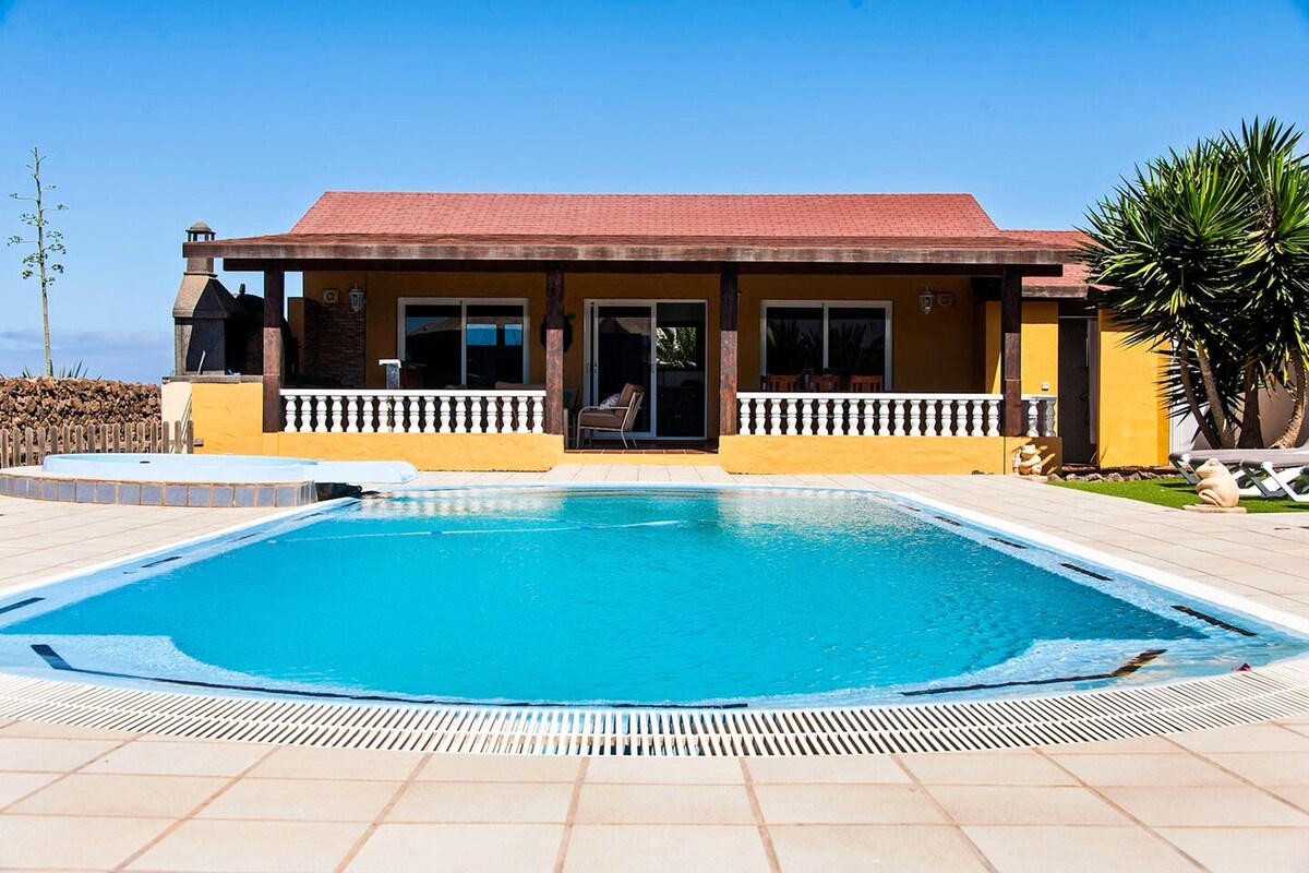 Villa for 4 ppl. with swimming-pool and jacuzzi