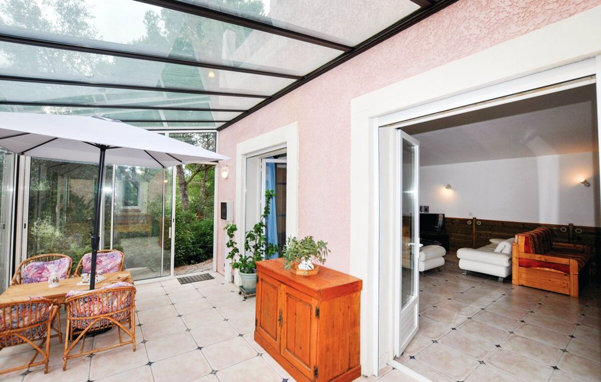 Villa for 4 ppl. with swimming-pool at Montséret