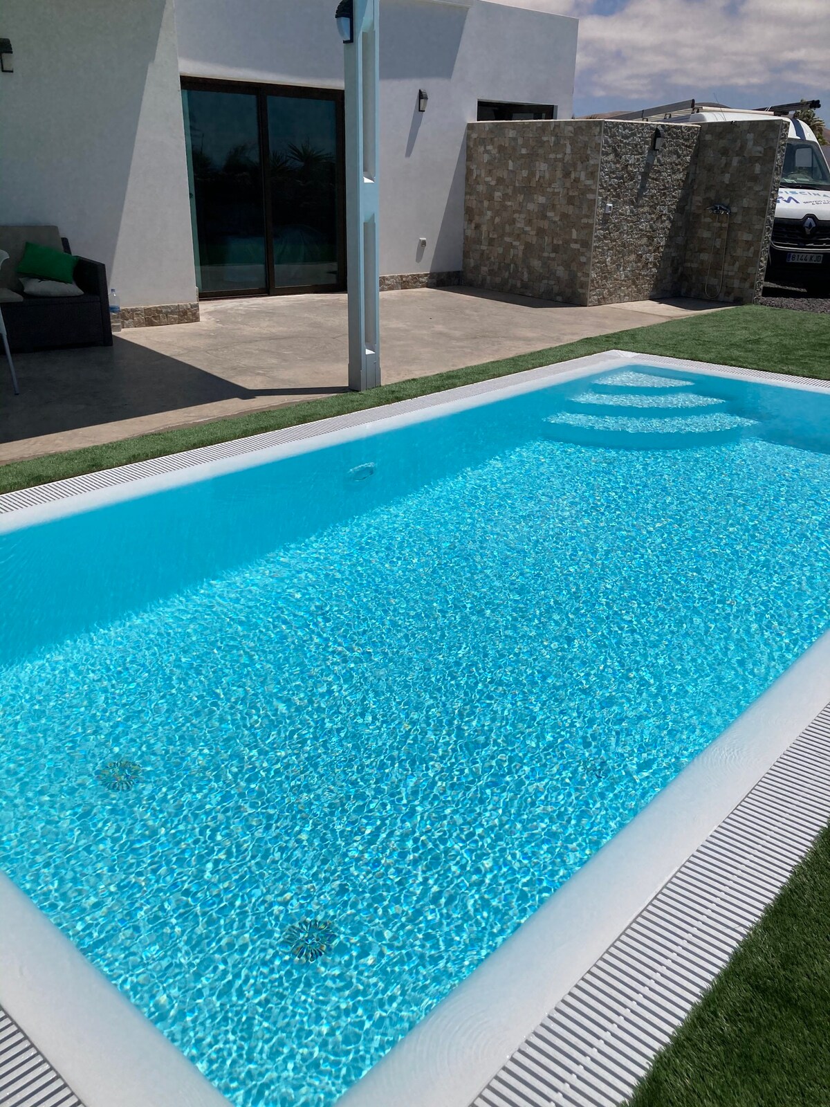 Villa 1 km away from the beach with swimming-pool