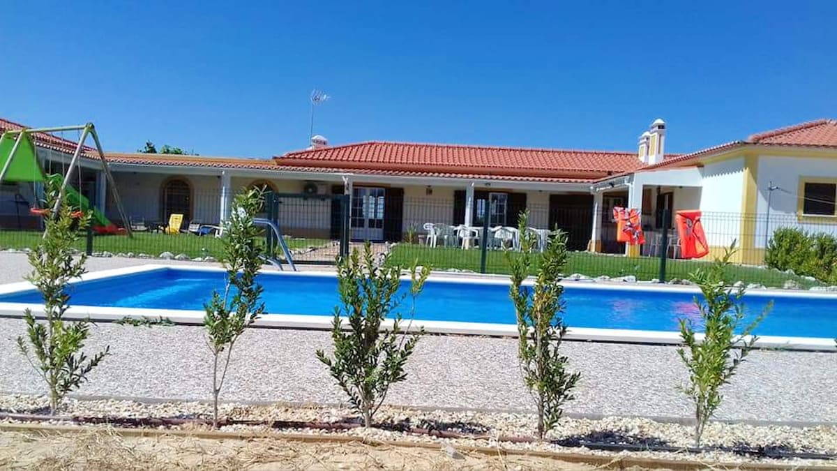 可供10人入住的别墅，带游泳池，位于Grândola
