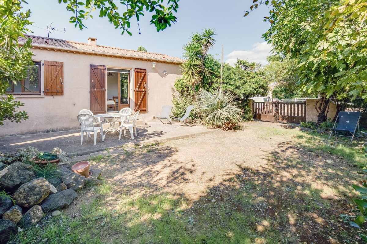 House 1 km away from the beach for 6 ppl. at Agde