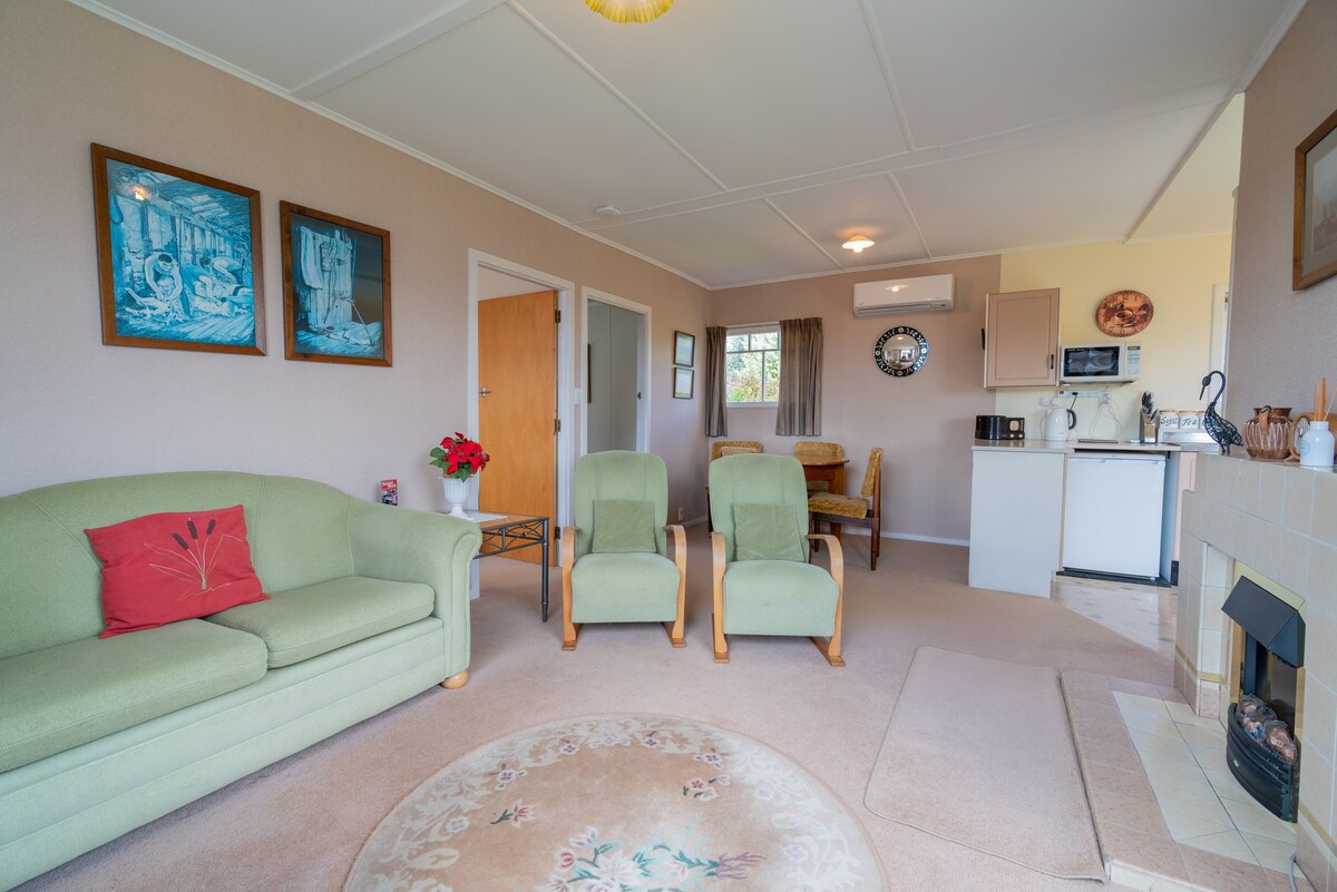 Rustlein Cottage - Te Anau Holiday Home