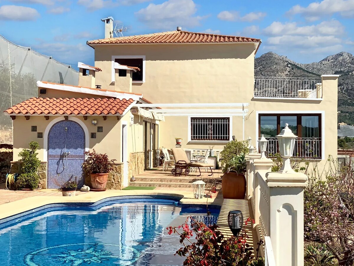 Villa 9 km away from the beach with swimming-pool