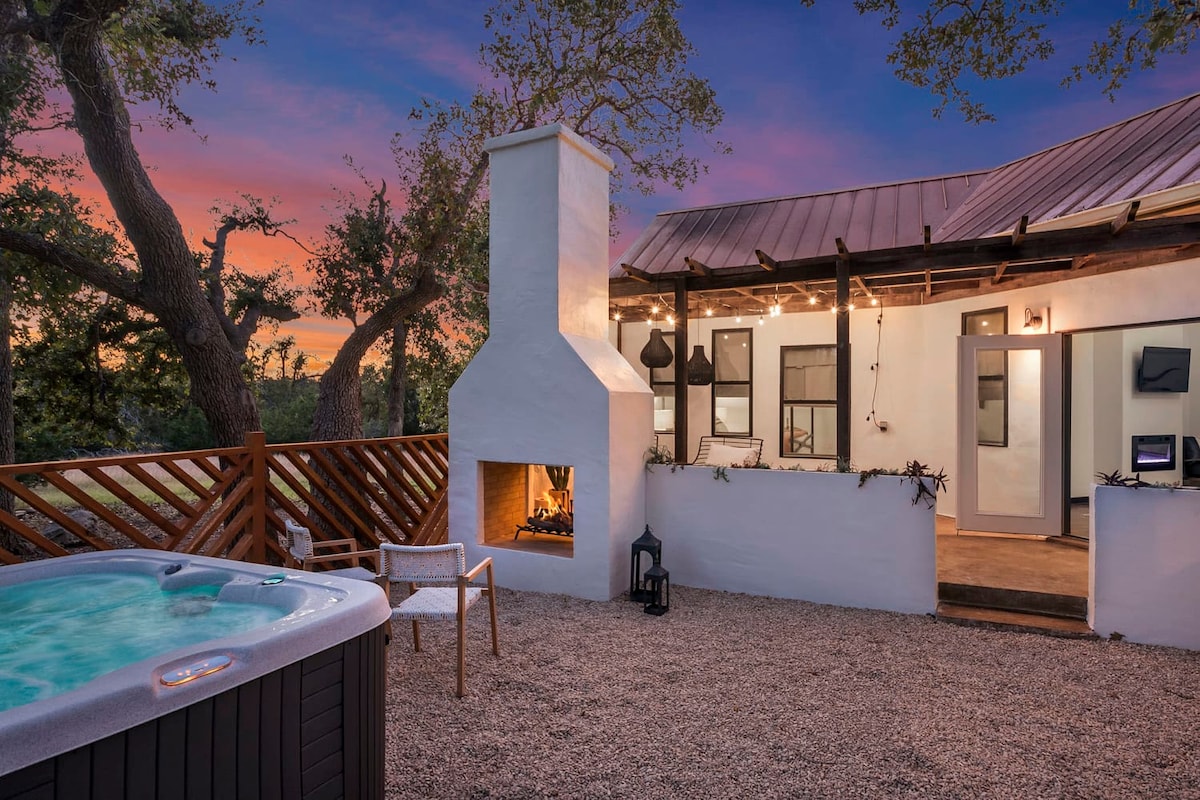 Coco Casita, hot tub, fireplace, privacy for 2!