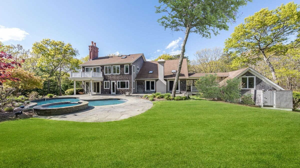 5BR/6.5BA: East Hampton, Gunite pool, Fireplace