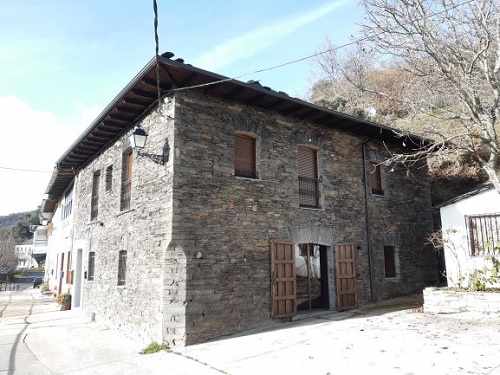 The house is an old stone manor house restored in a mountain area.