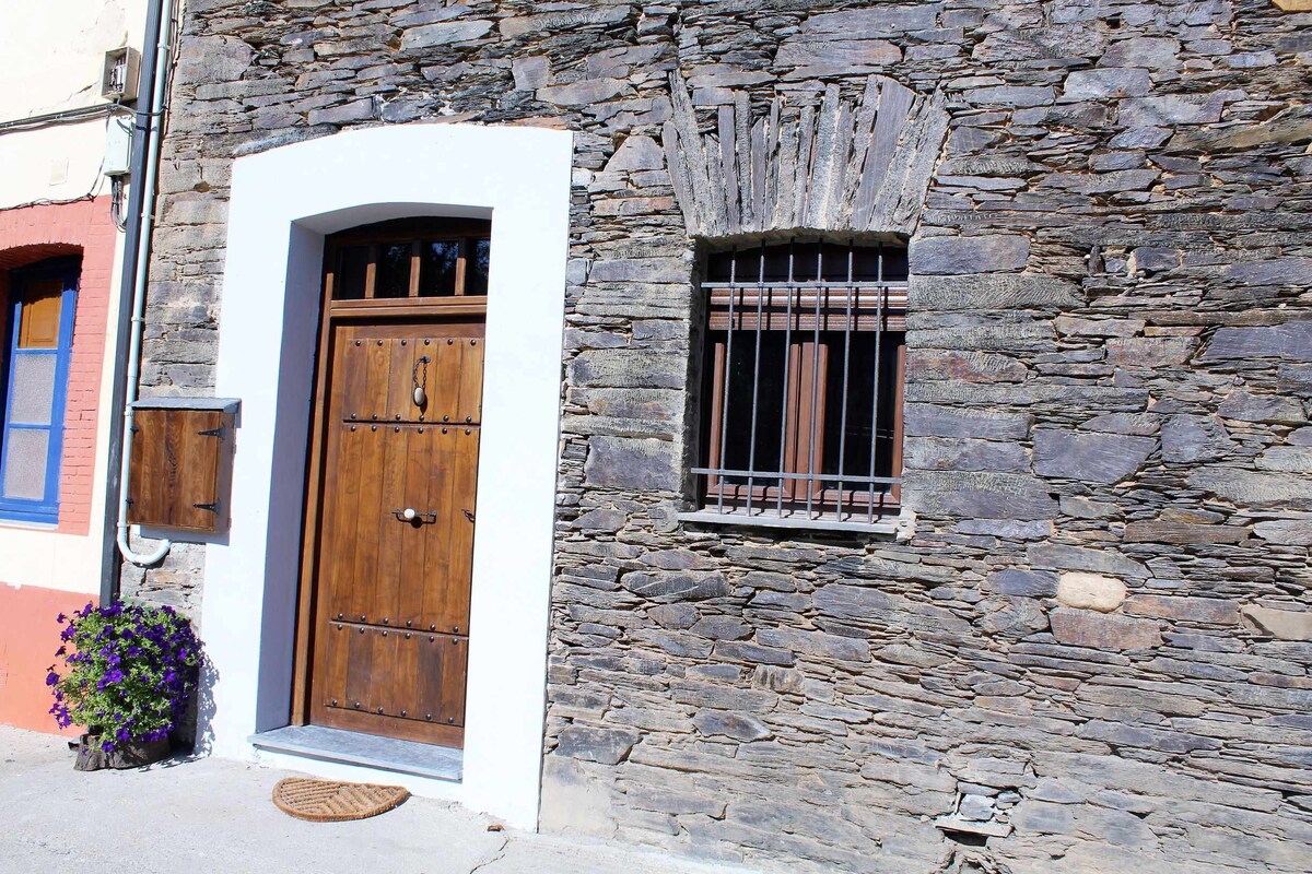 The house is an old stone manor house restored in a mountain area.