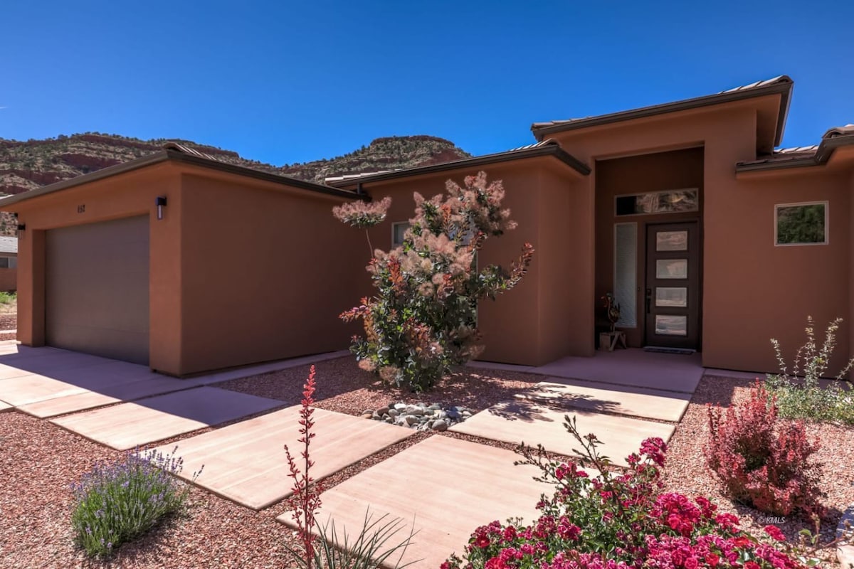 Contemporary Desert Home in Kanab, Pets Welcome!