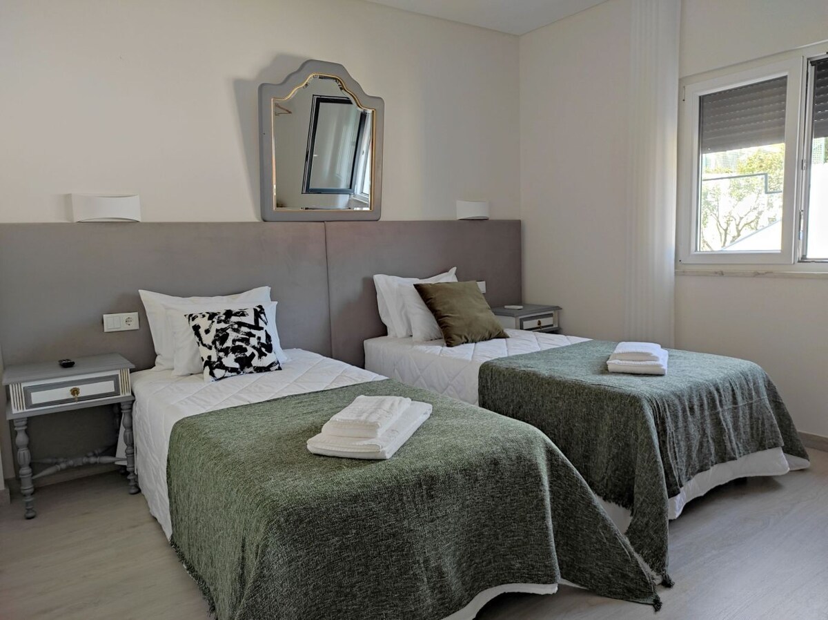 Room 2+bath, in villa w/pool, À-das-Lebres, Loures