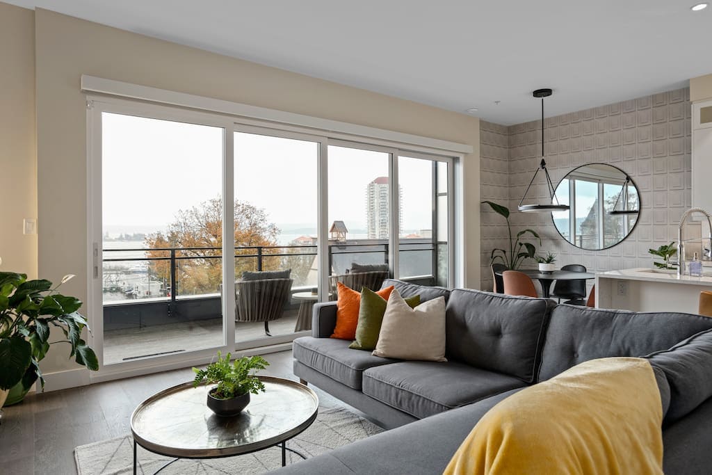 Serenity in the City: Luxe Condo with Ocean Views