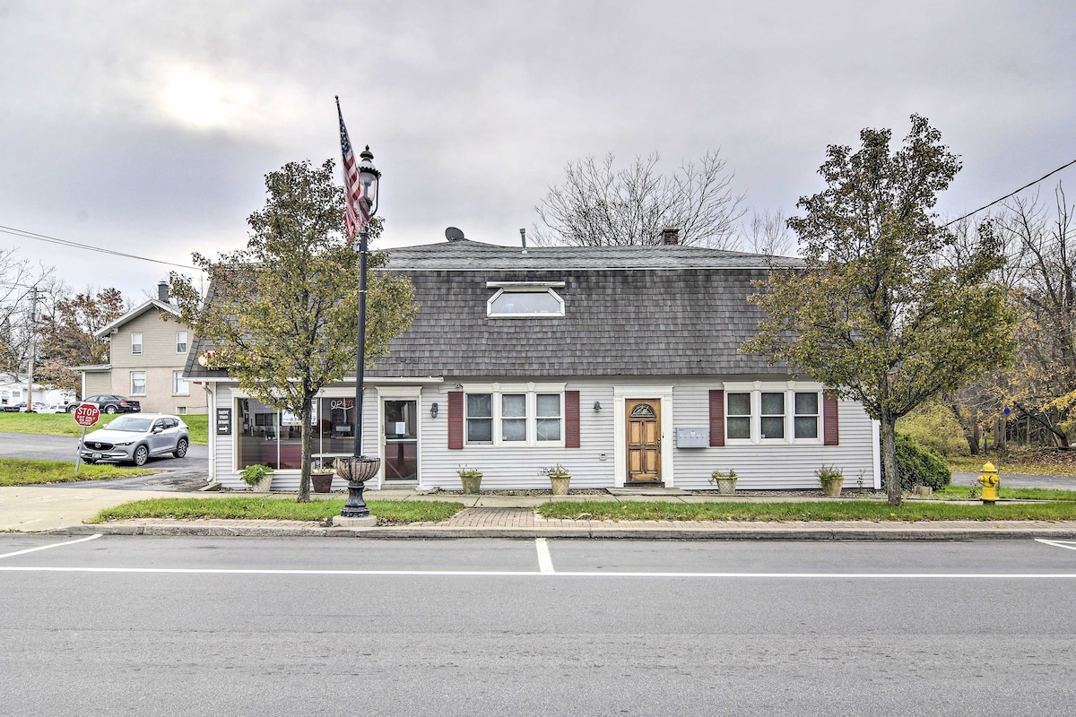 Clarence Home on Main St ~ 18 Mi to Buffalo!