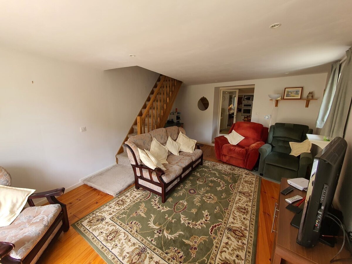 La Ville Hello, a spacious house, sleeps 9, in rur