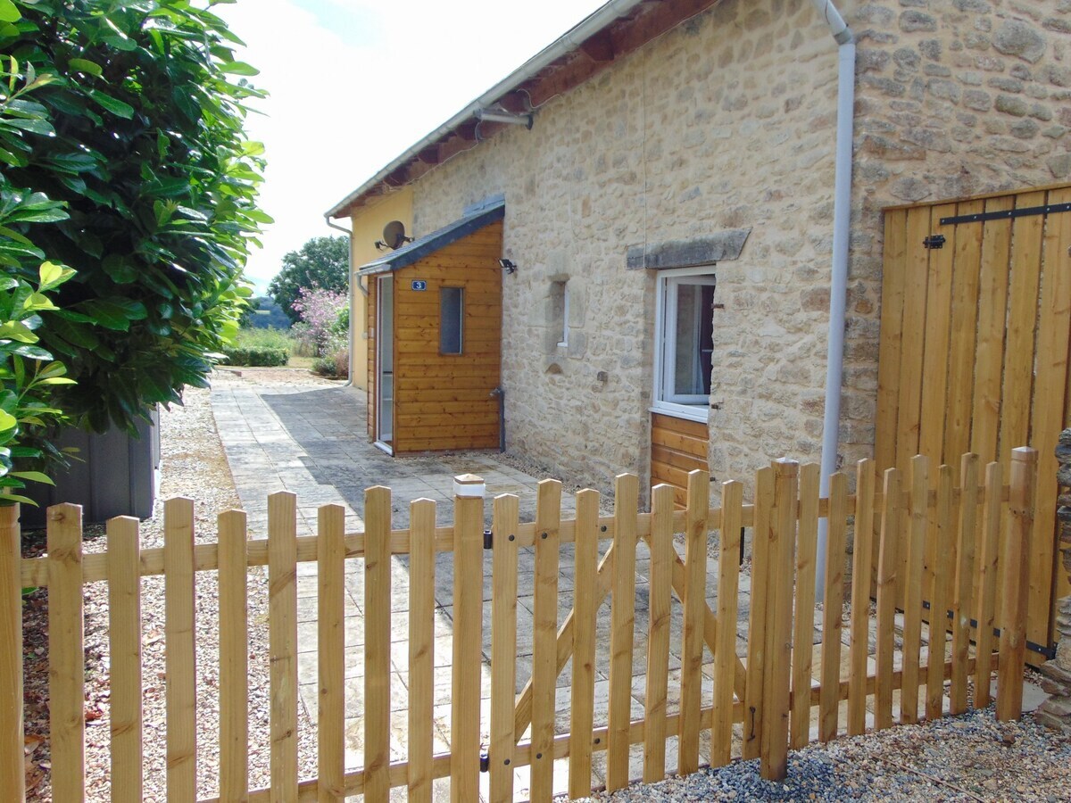 La Ville Hello, a spacious house, sleeps 9, in rur