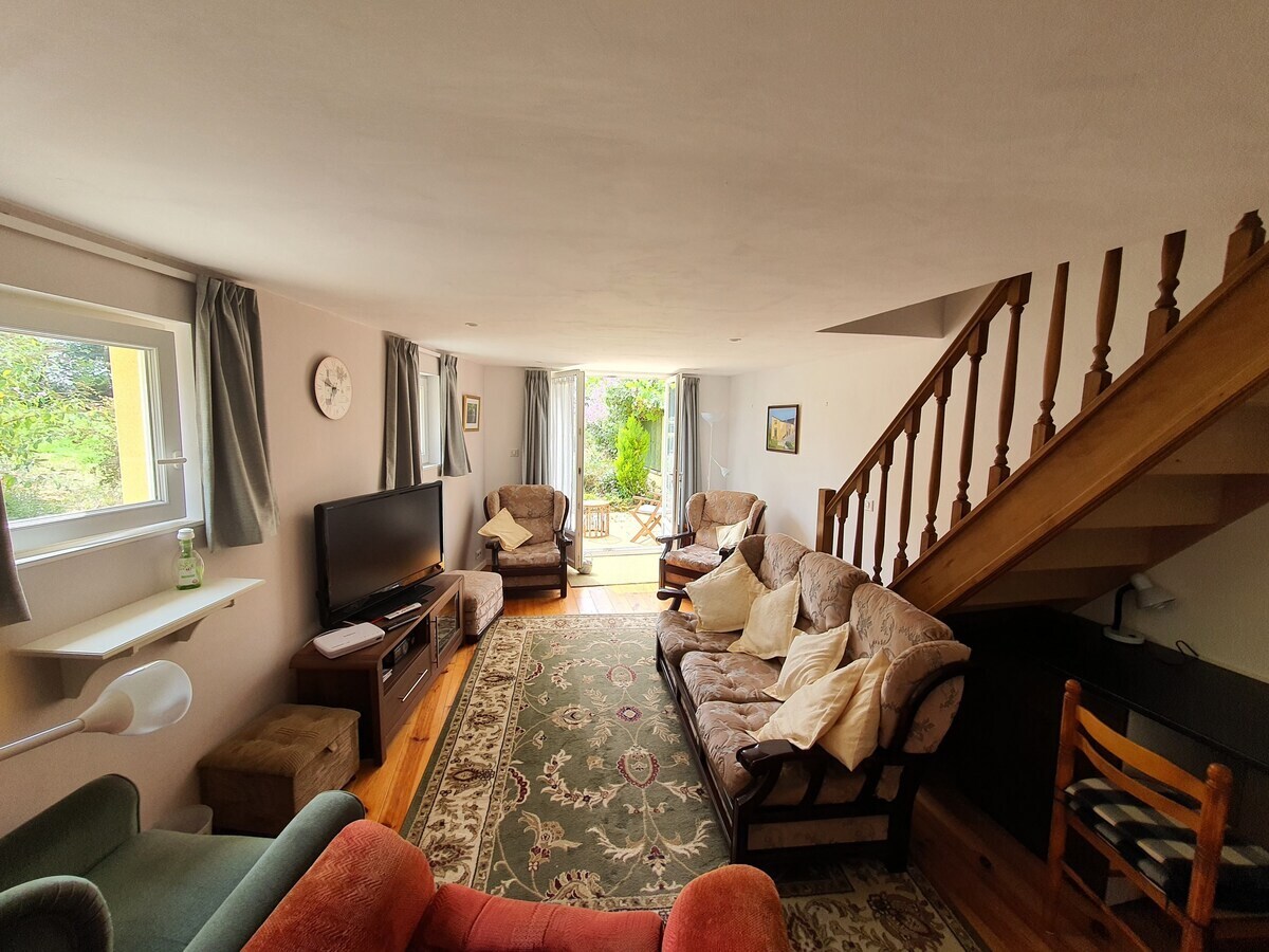 La Ville Hello, a spacious house, sleeps 9, in rur