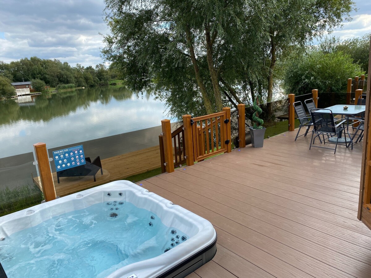 Indulgence lakeside lodge i2 with fishing, hot tub