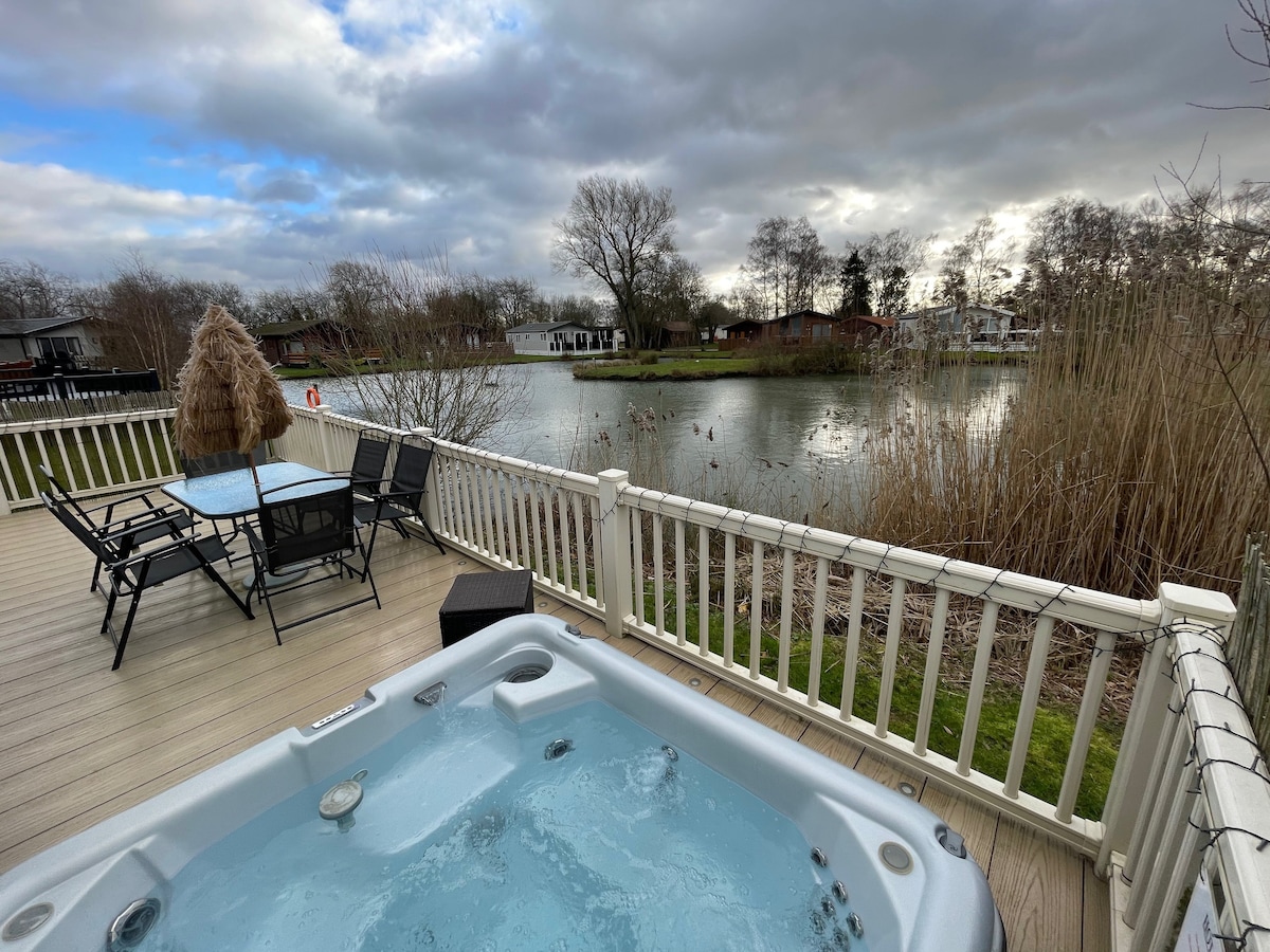 Luxury lakeside lodge L2 with hot tub @tattershall