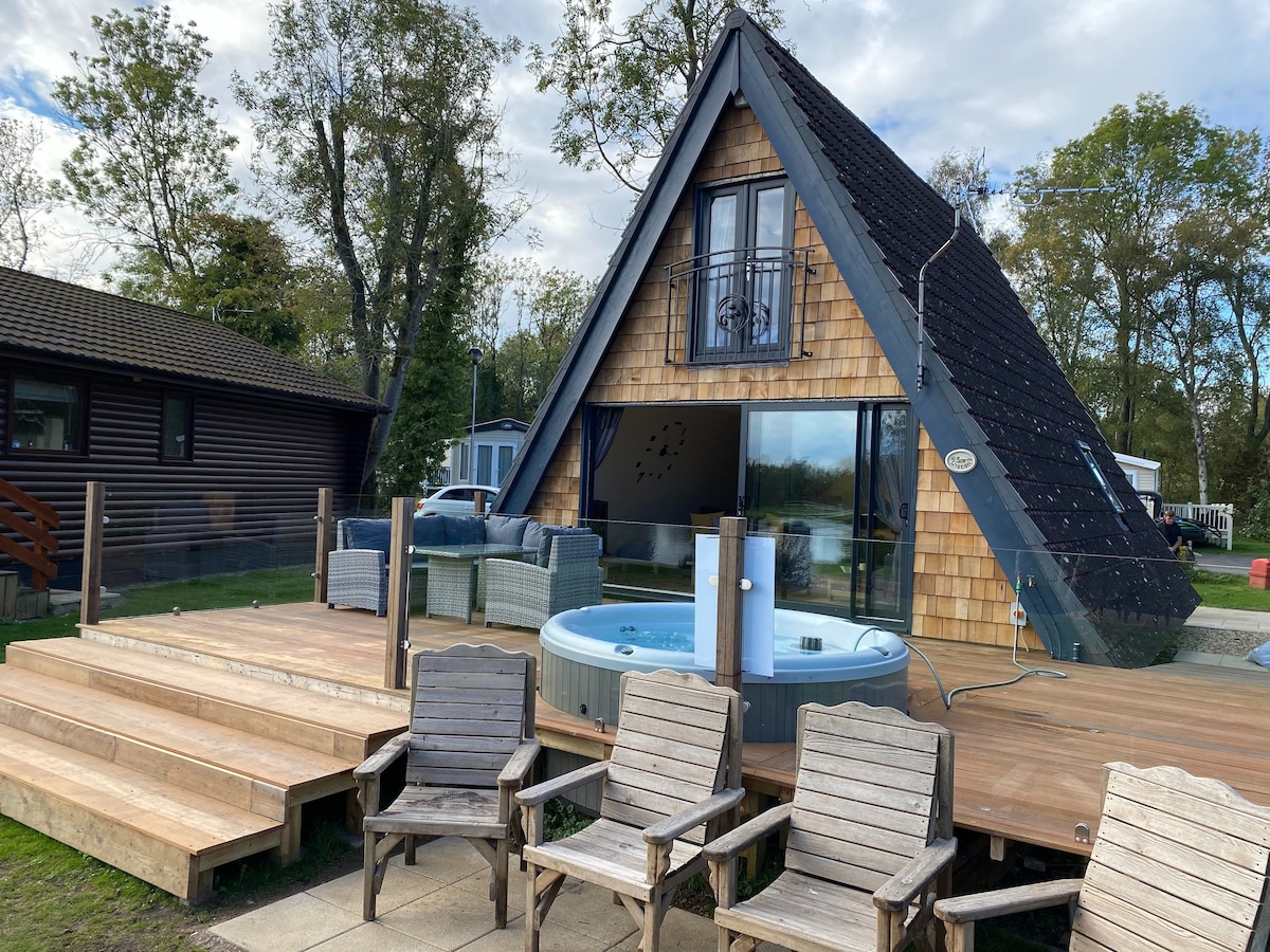 Widgeon bespoke cabin with fishing, hot tub situat