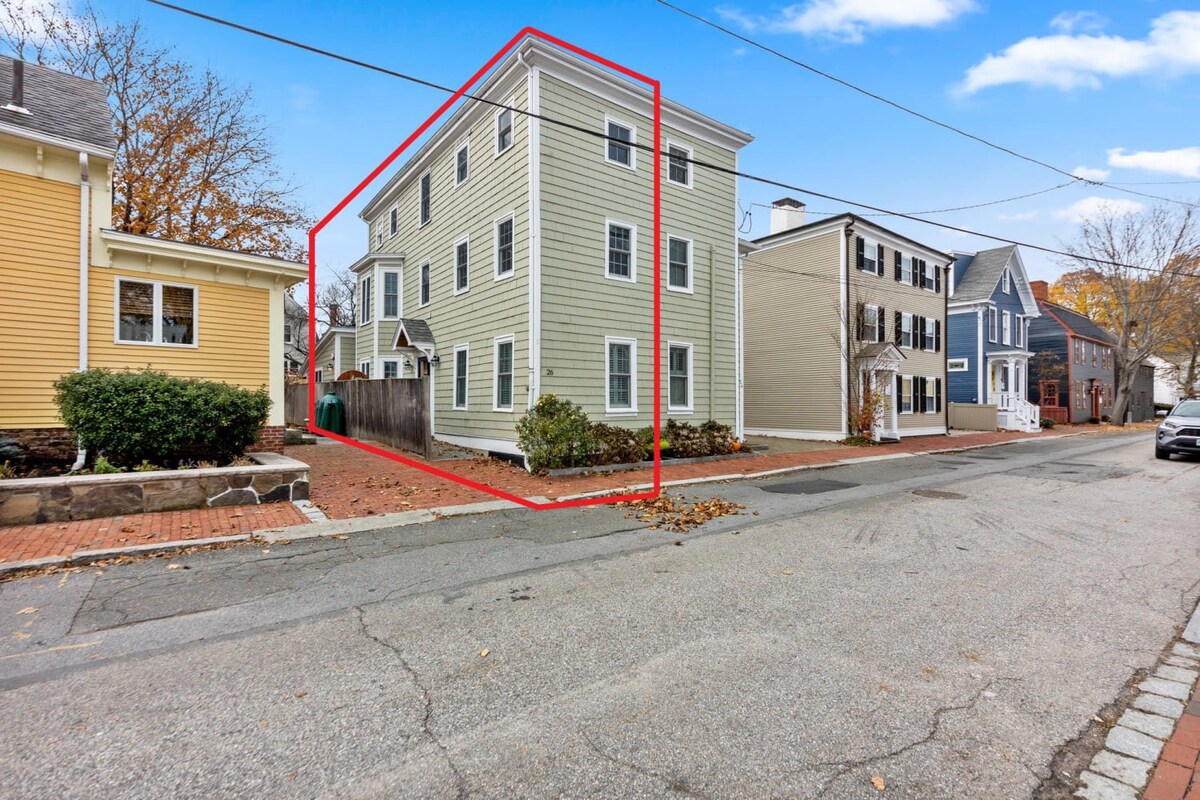 Historic 1800 Federal Downtown Townhouse