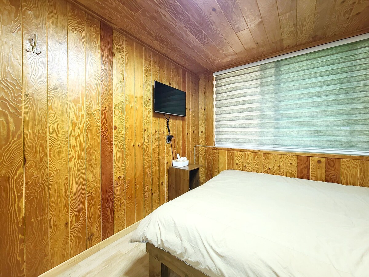 单层单元7 （二楼） ，位于一个充满木质色调温暖的空间